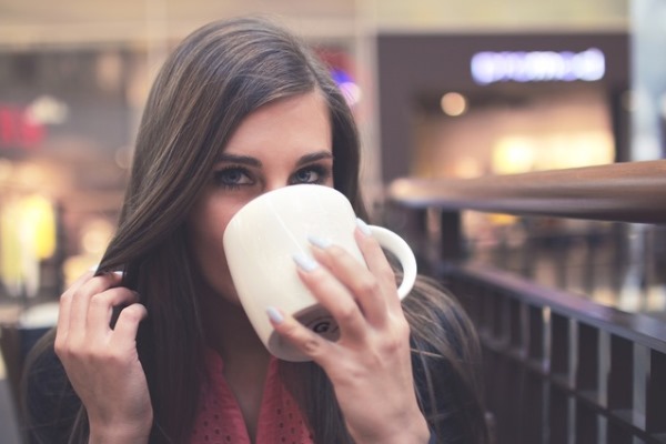 飲み物を飲んでいる女性